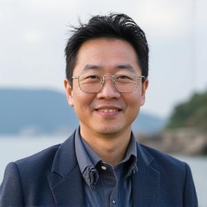 인상 좋게 웃고 있는 중년의 부산 지역 문화 해설사